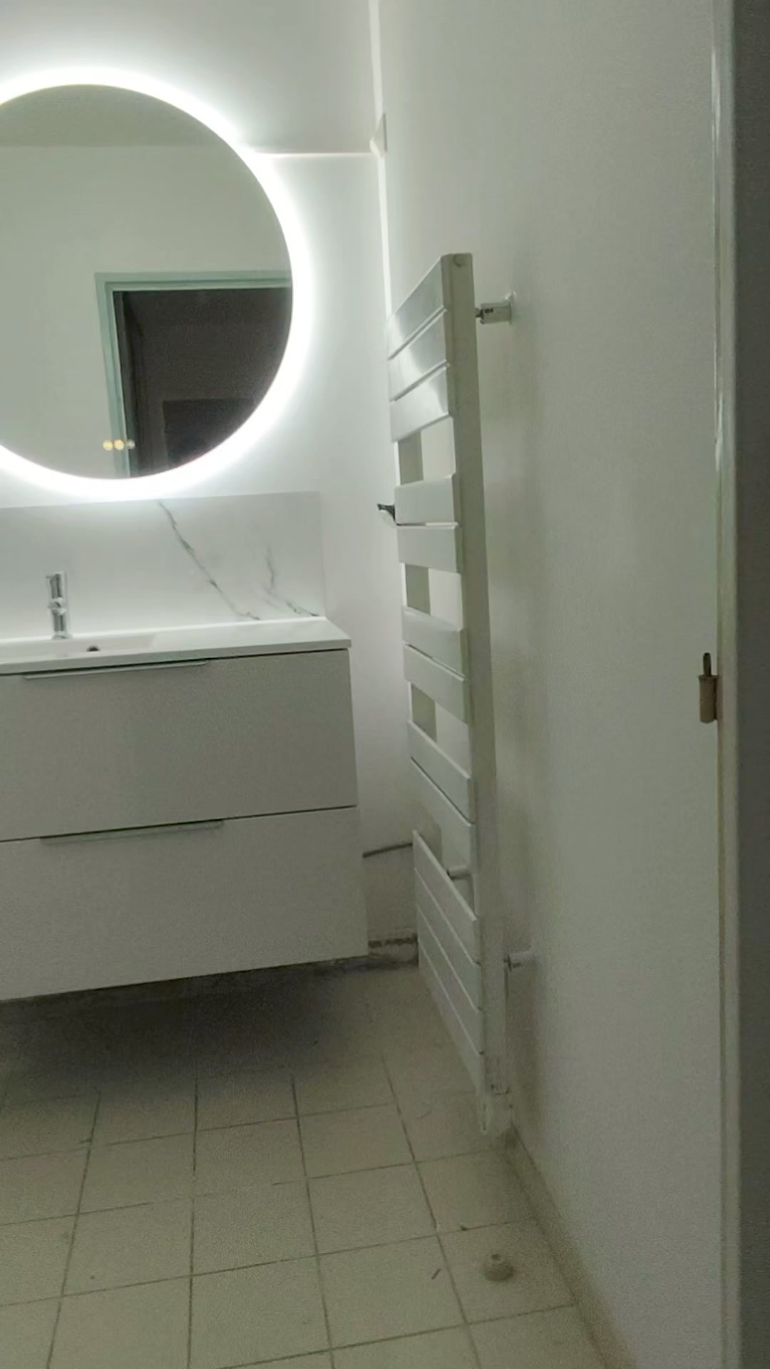 Photo réelle — Salle d’eau claire : douche et meuble vasque à Localisation non précisée