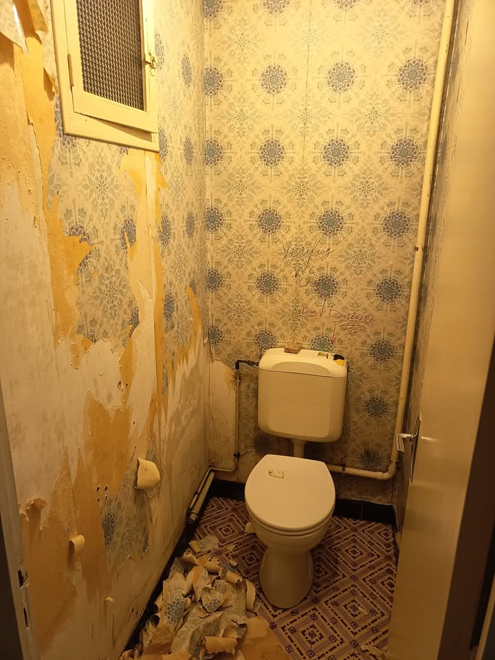 Photo réelle — Toilettes rénovées : WC suspendu et carrelage métro à Localisation non précisée