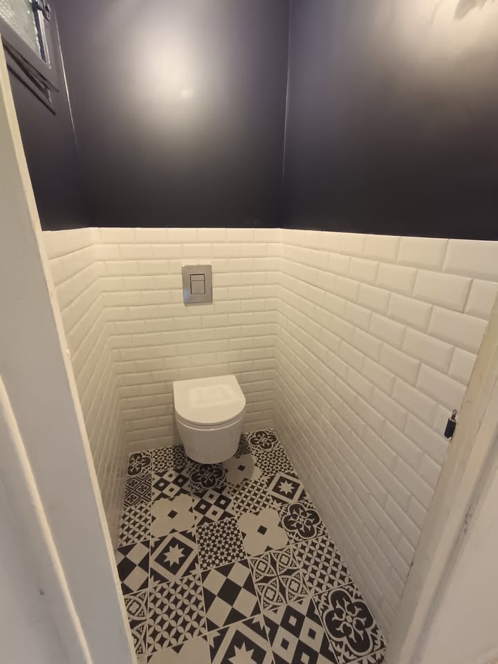 Photo réelle — Toilettes rénovées : WC suspendu et carrelage métro à Localisation non précisée