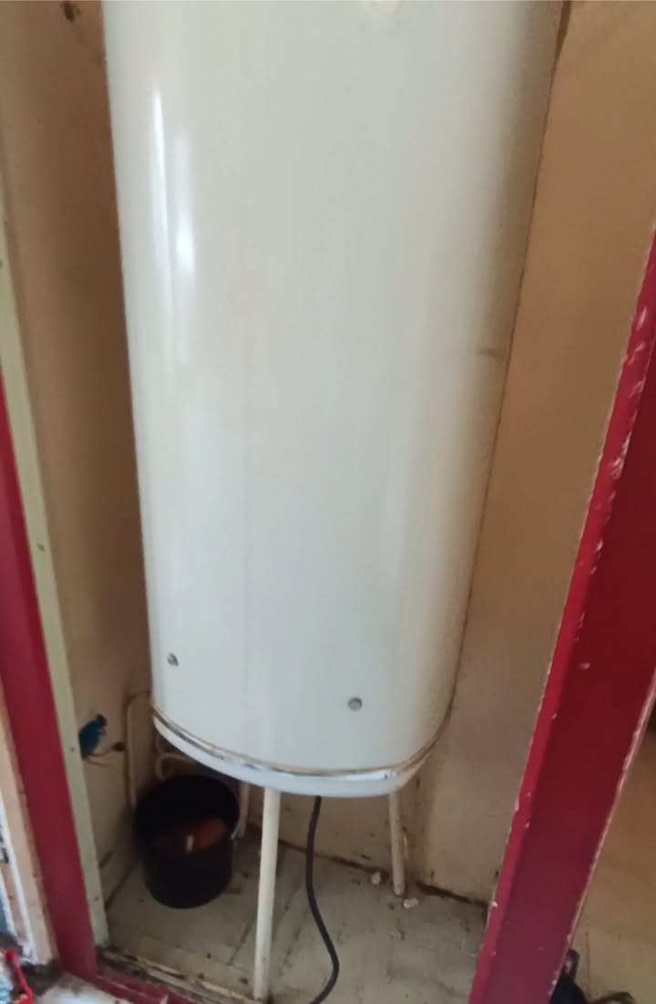 Photo réelle — Remplacement d’un chauffe-eau par un modèle plat à Localisation non précisée