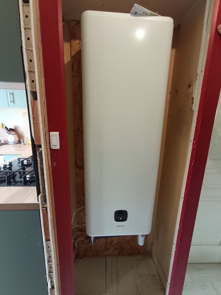 Photo réelle — Remplacement d’un chauffe-eau par un modèle plat à Localisation non précisée
