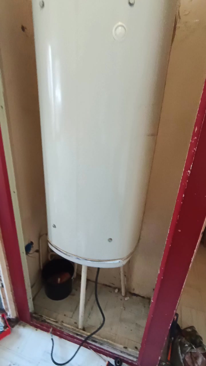 Photo réelle — Remplacement d’un chauffe-eau par un modèle plat à Localisation non précisée