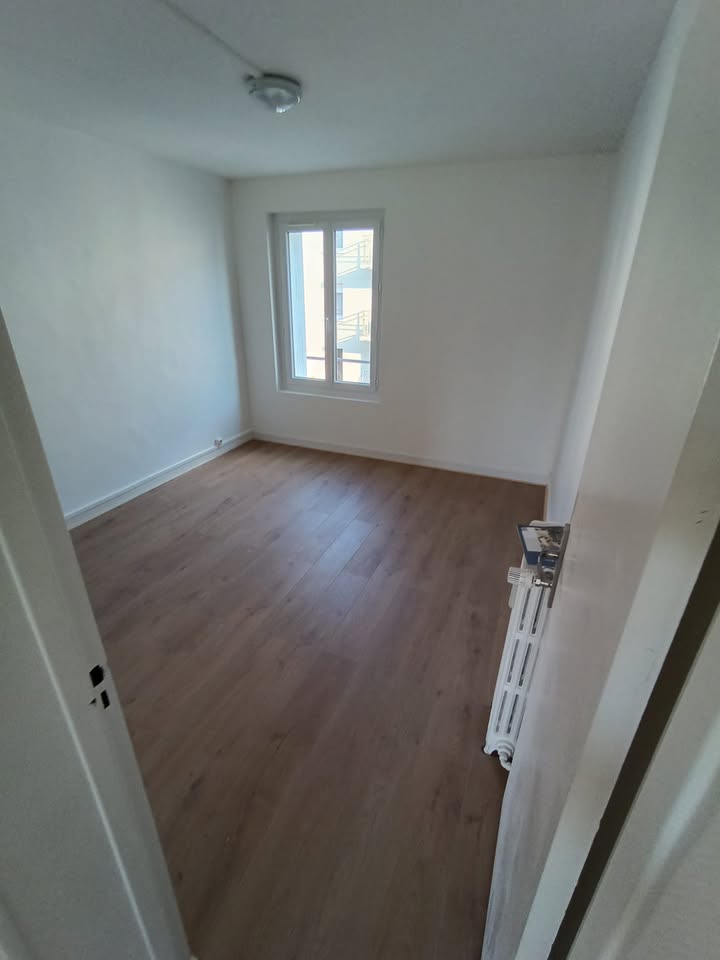 Photo réelle — Pièces rénovées : murs clairs et sol d’aspect bois à Localisation non précisée