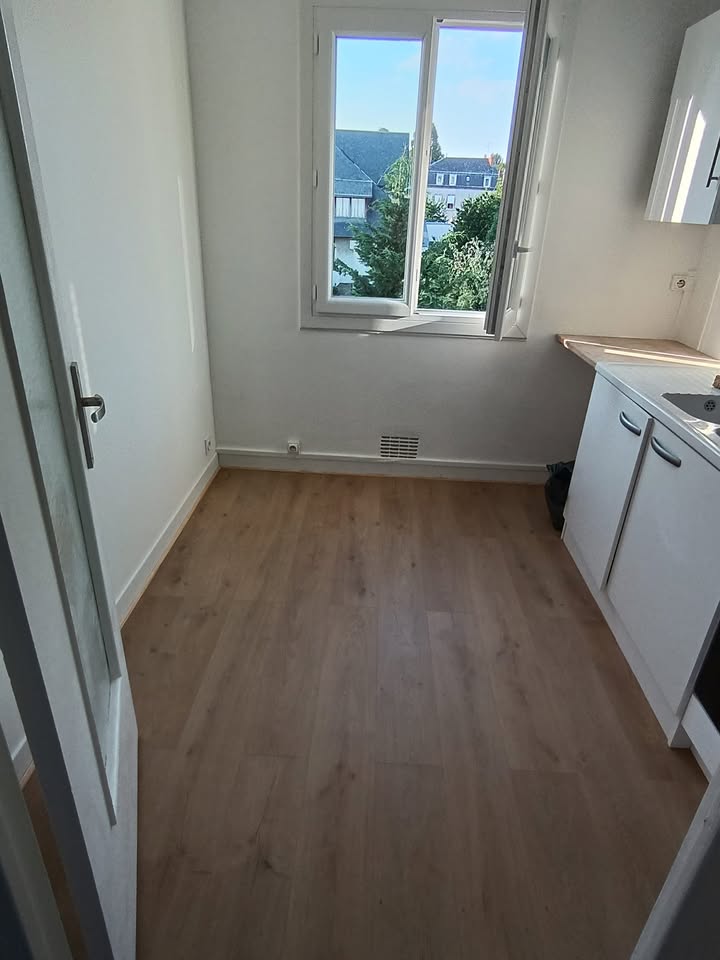 Photo réelle — Pièces rénovées : murs clairs et sol d’aspect bois à Localisation non précisée