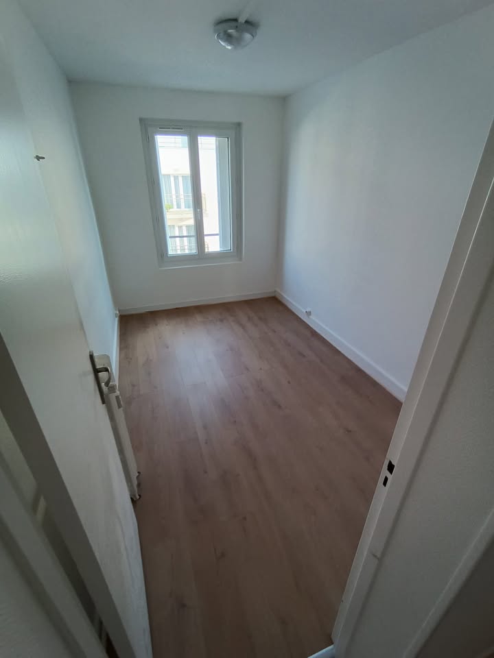 Photo réelle — Pièces rénovées : murs clairs et sol d’aspect bois à Localisation non précisée