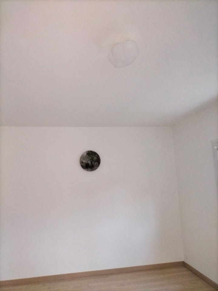 Photo réelle — Pièce de vie : sol d’aspect bois et luminaires à Localisation non précisée