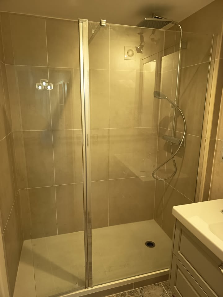 Photo réelle — Salle de bains à Orléans : douche et meuble vasque à Orléans