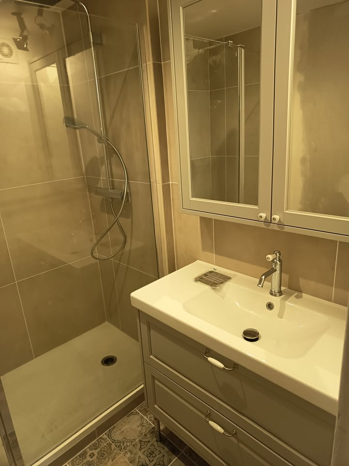 Photo réelle — Salle de bains à Orléans : douche et meuble vasque à Orléans