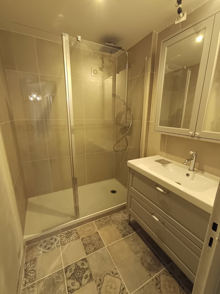 Photo réelle — Salle de bains à Orléans : douche et meuble vasque à Orléans