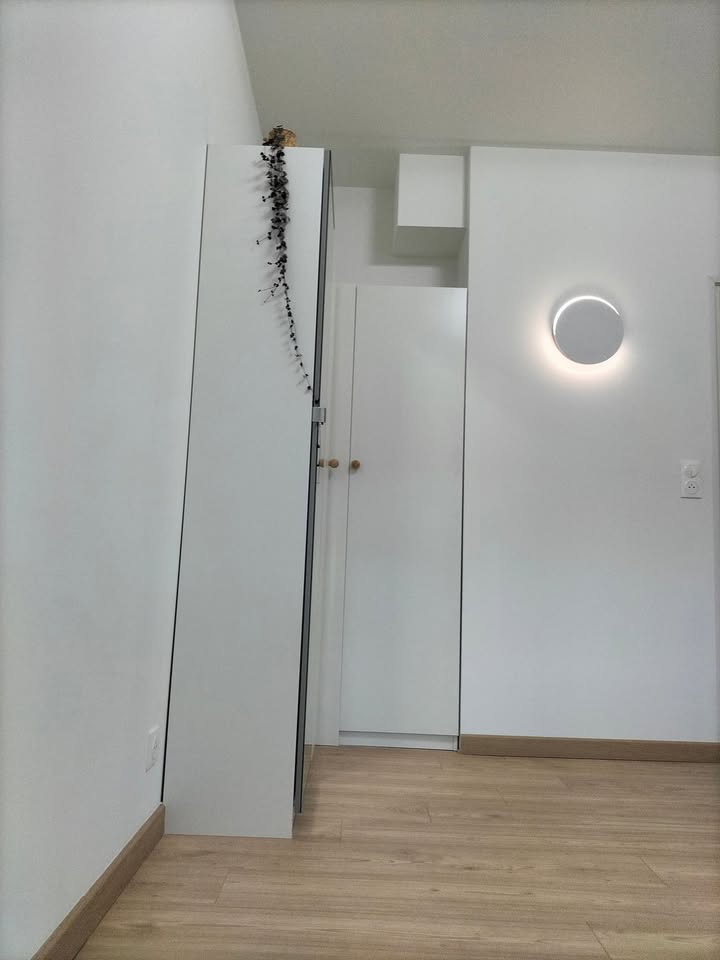 Photo réelle — Espace intérieur avec salle d’eau à Localisation non précisée