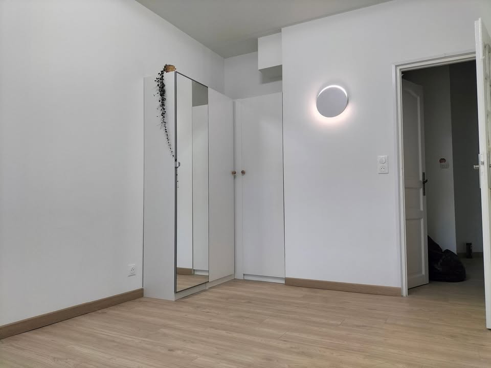 Photo réelle — Espace intérieur avec salle d’eau à Localisation non précisée