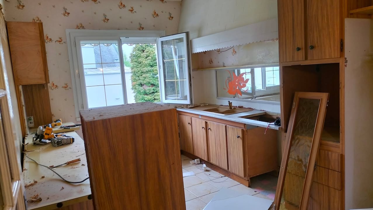 Photo réelle — Espace intérieur avec salle d’eau à Localisation non précisée