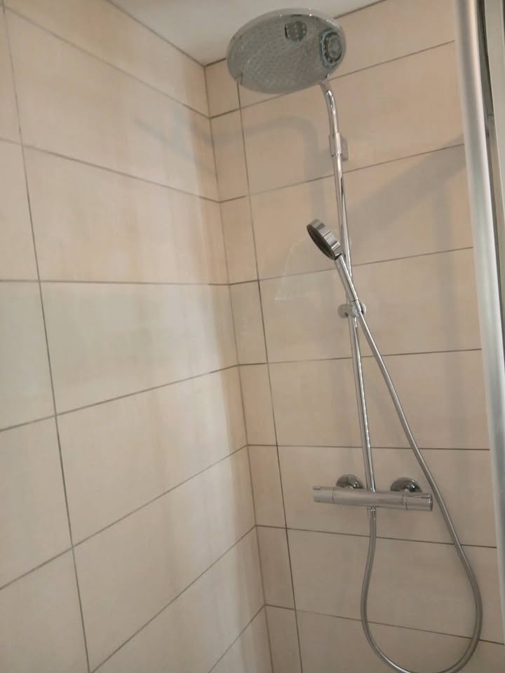 Photo réelle — Salle de bains : vasque ronde et éclairage LED à Localisation non précisée