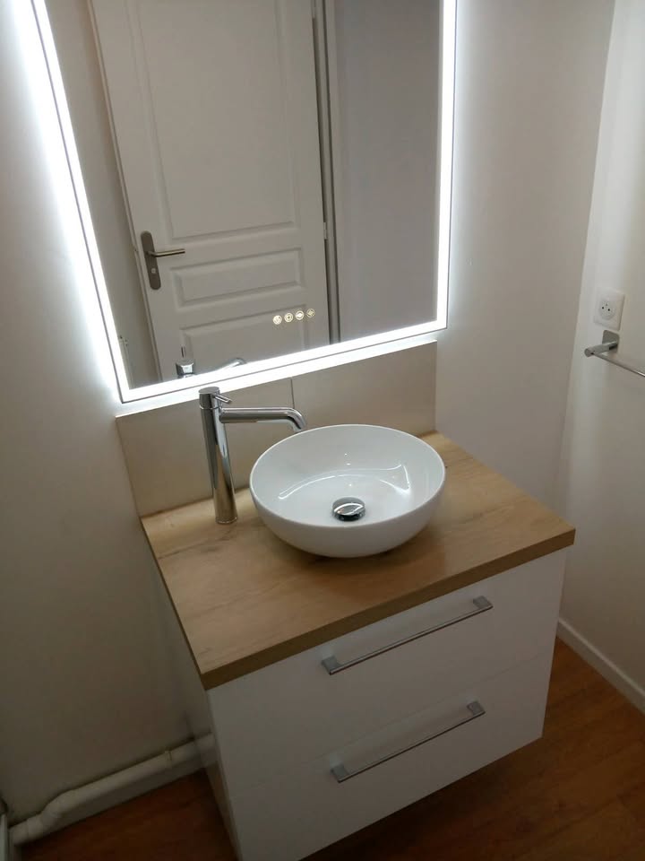 Photo réelle — Salle de bains : vasque ronde et éclairage LED à Localisation non précisée