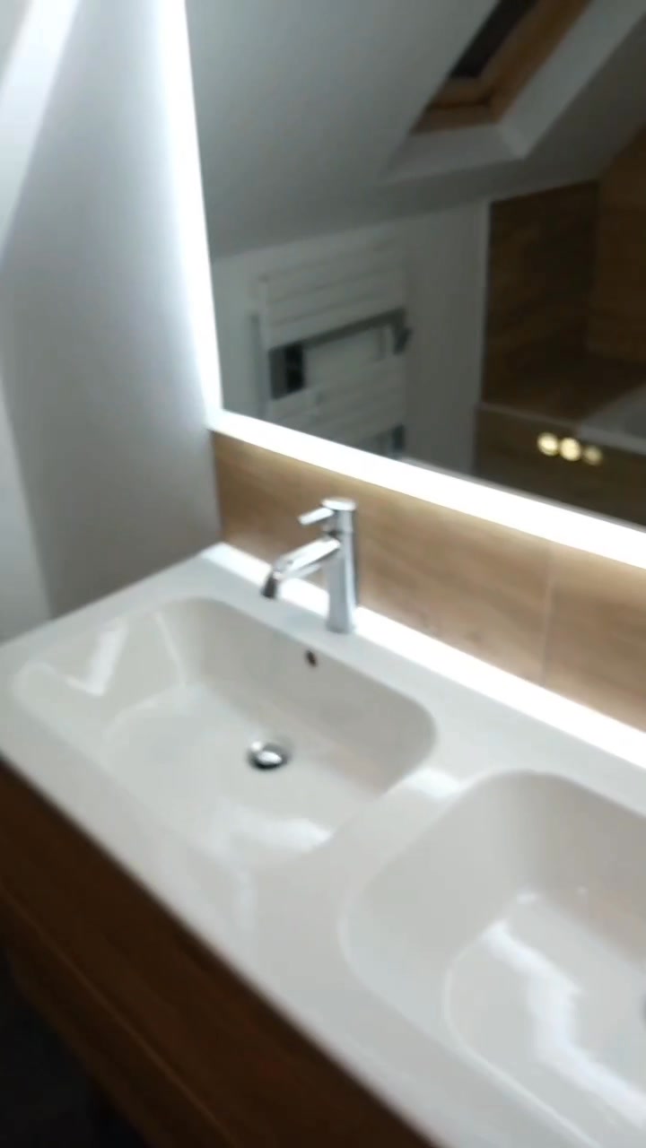 Photo réelle — Salle de bains : meuble double vasque et miroir lumineux à Localisation non précisée