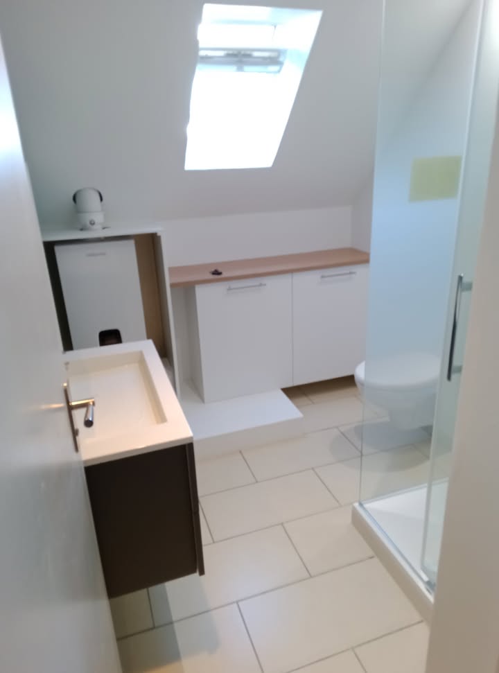 Photo réelle — Douche et rangements sous pente à Saint-Jean-de-Braye à Saint-Jean-de-Braye