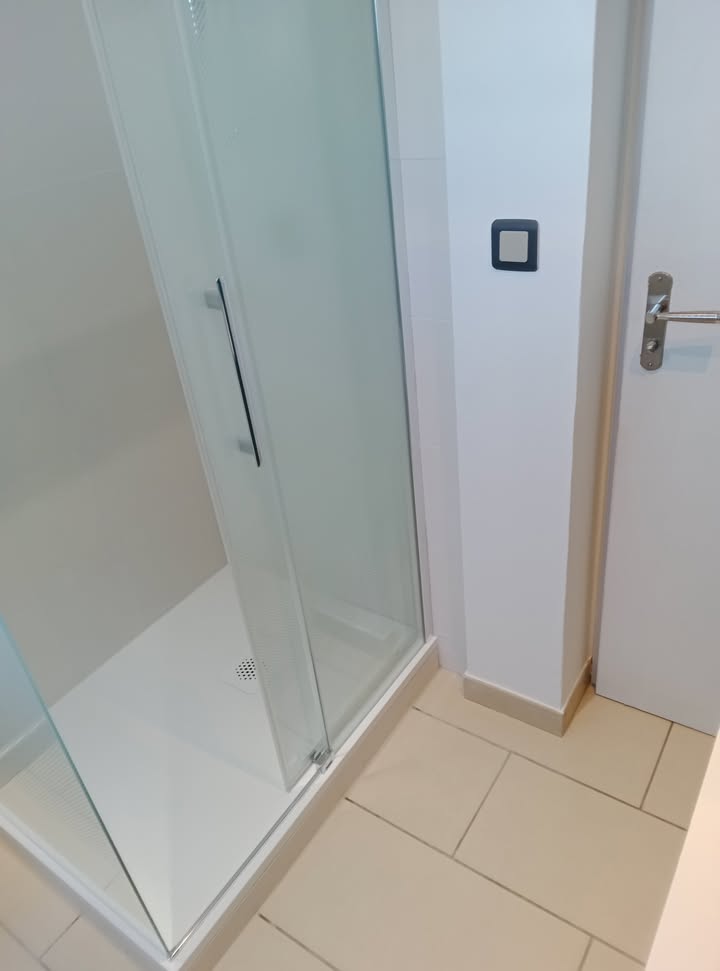 Photo réelle — Douche et rangements sous pente à Saint-Jean-de-Braye à Saint-Jean-de-Braye