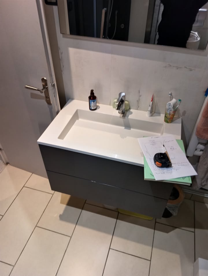 Photo réelle — Douche et rangements sous pente à Saint-Jean-de-Braye à Saint-Jean-de-Braye