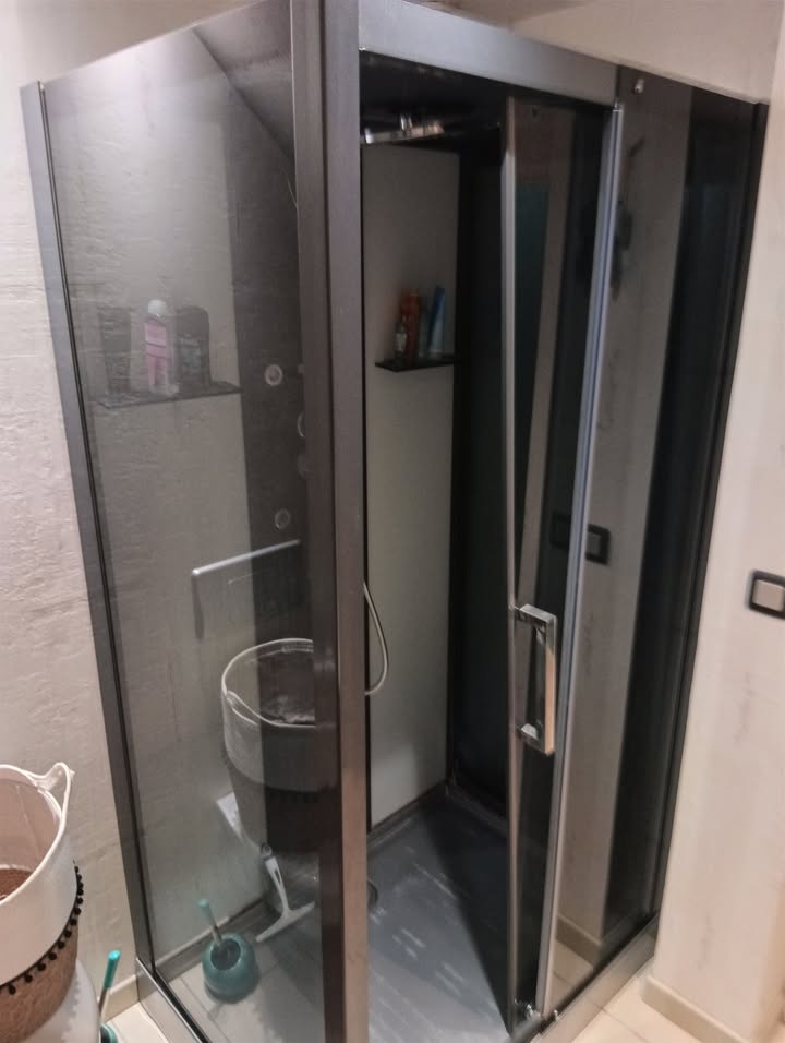 Photo réelle — Douche et rangements sous pente à Saint-Jean-de-Braye à Saint-Jean-de-Braye