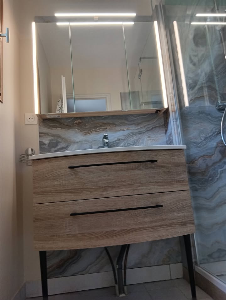 Photo réelle — Salle de bains avec habillage mural effet onyx à Localisation non précisée