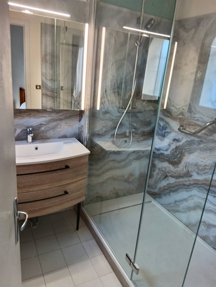 Photo réelle — Salle de bains avec habillage mural effet onyx à Localisation non précisée