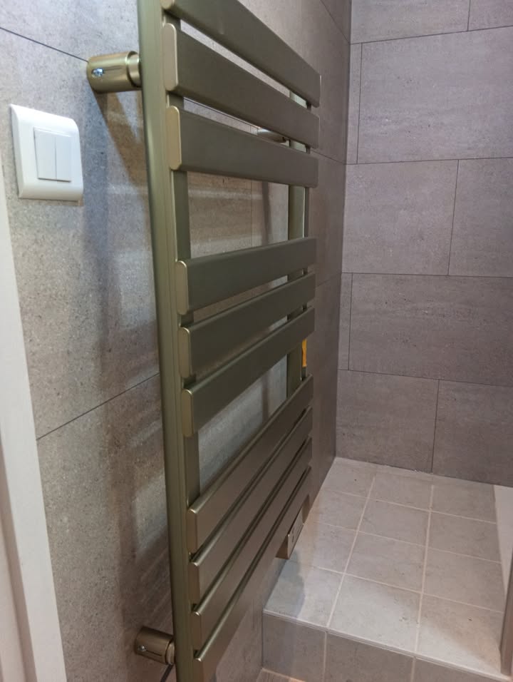 Photo réelle — Salle de bains : robinetterie dorée et effet pierre à Localisation non précisée
