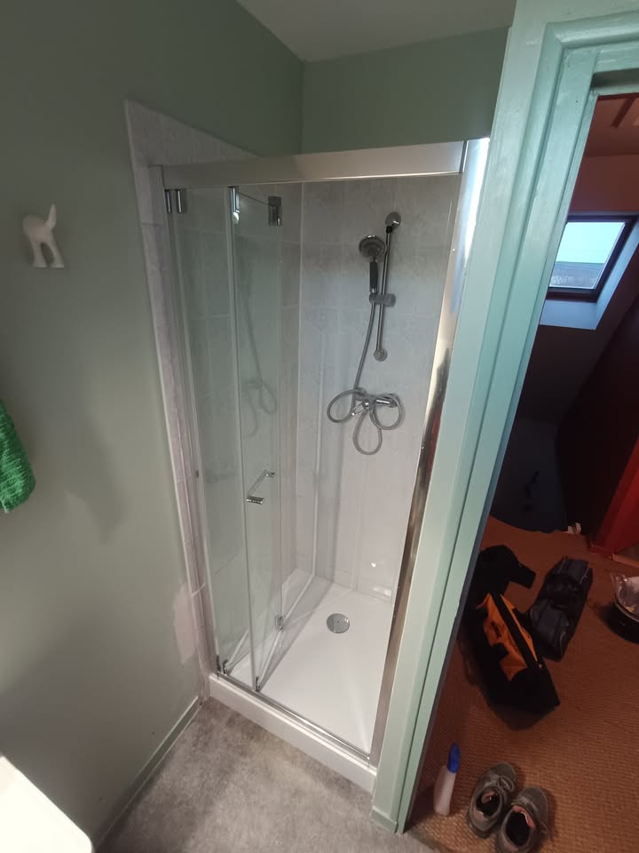 Photo réelle — Remise en état d’un espace douche après une fuite à Localisation non précisée