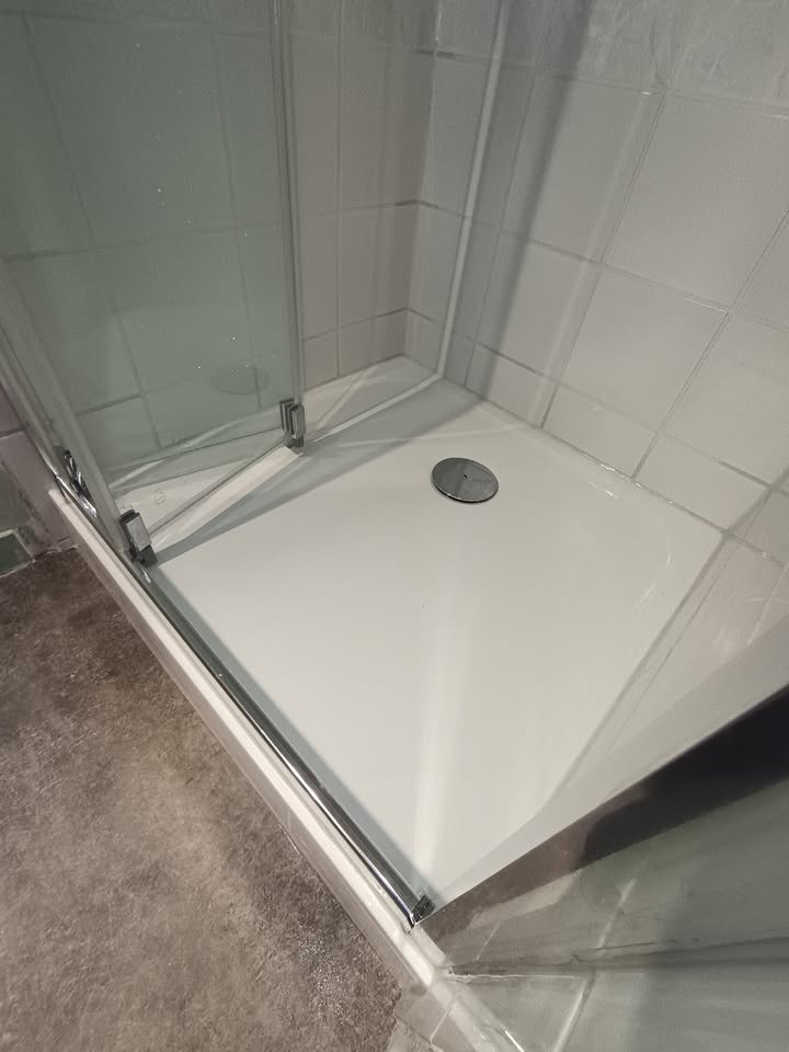 Photo réelle — Remise en état d’un espace douche après une fuite à Localisation non précisée
