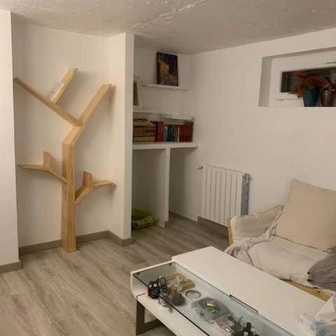 Photo réelle — Espace de vie clair et aménagé à Localisation non précisée